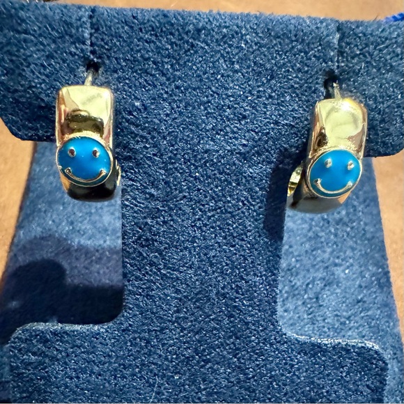 NWOT 18K White Gold Plated Blue Smily Face Huggies Pierced Earrings - Picture 2 of 3